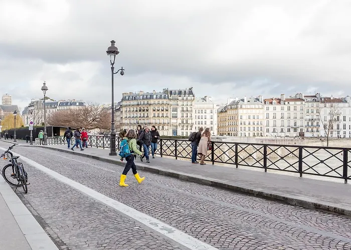 Veeve - Overlooking The Seine On Ile De La Cite