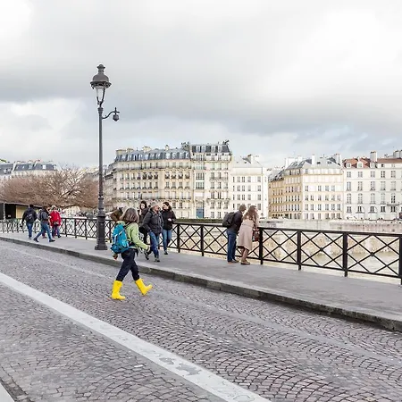 Veeve - Overlooking The Seine On Ile De La Cite