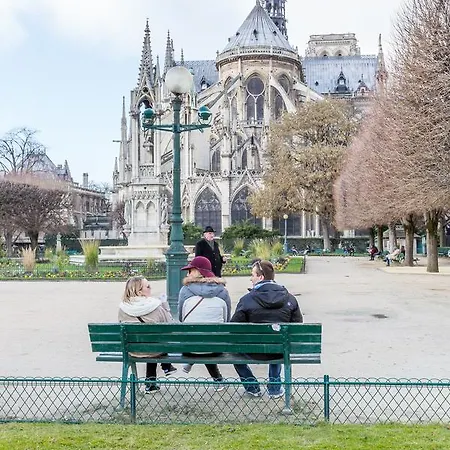 Veeve - Overlooking The Seine On Ile De La Cite דירה